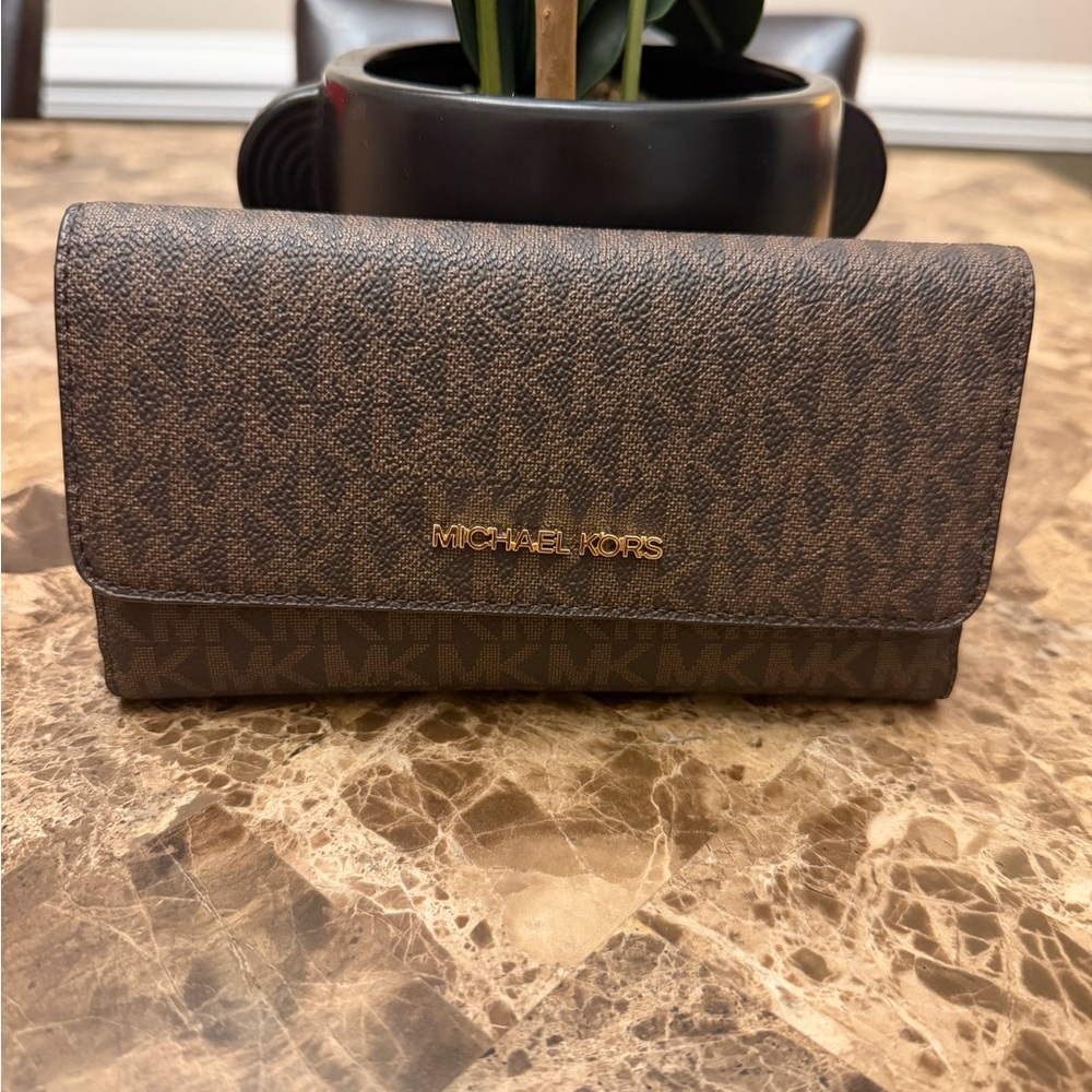NWT Michael Kors Jet Set Large Logo Trifold Wallet
